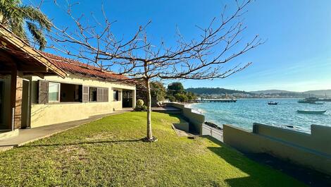 CASA FRENTE AL MAR EN LA PLAYA DE BOMBINHAS (LAGOINHA)