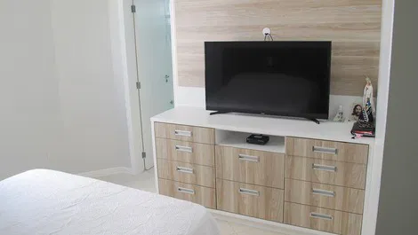 Apartamento com 03 suítes na segunda quadra