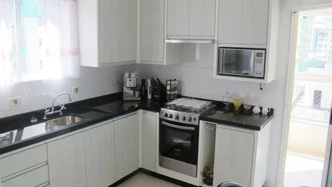 Apartamento com 03 suítes na segunda quadra