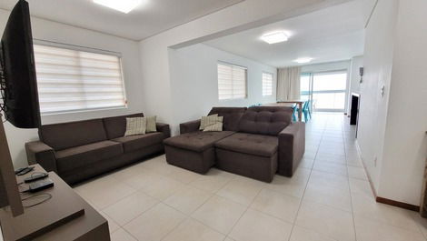 Large and spacious apartment facing the sea in Balneário Piçarras