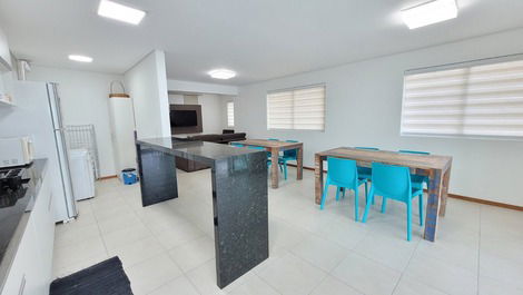 Apartamento amplo e espaçoso frente mar em Balneário Piçarras