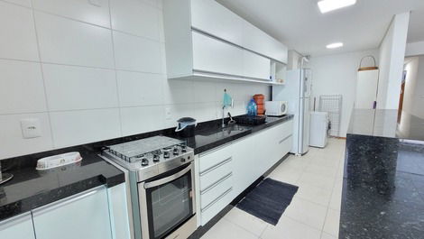 Apartamento amplo e espaçoso frente mar em Balneário Piçarras