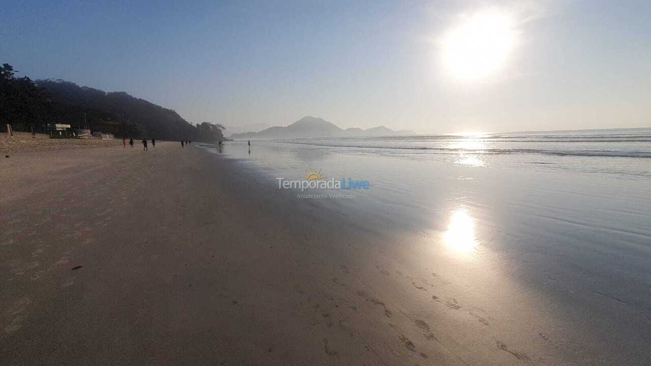 Apartamento para aluguel de temporada em Ubatuba (Praia das Toninhas)