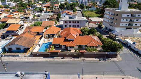 Beautiful and comfortable house with pool and 5 bedrooms on Bombas beach