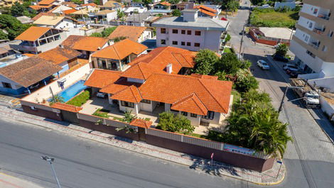 Beautiful and comfortable house with pool and 5 bedrooms on Bombas beach