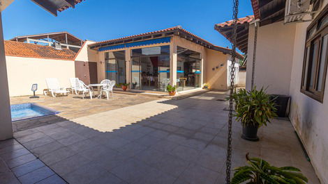 Beautiful and comfortable house with pool and 5 bedrooms on Bombas beach