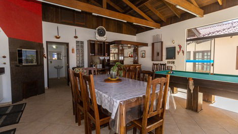 Beautiful and comfortable house with pool and 5 bedrooms on Bombas beach