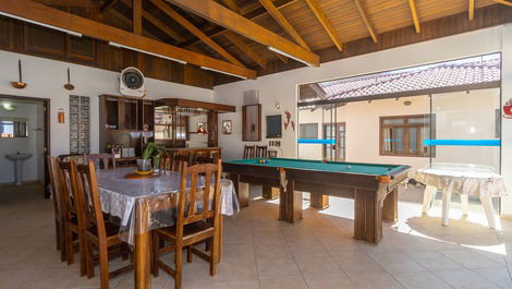 Beautiful and comfortable house with pool and 5 bedrooms on Bombas beach