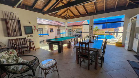 Beautiful and comfortable house with pool and 5 bedrooms on Bombas beach