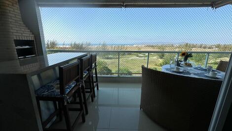 Beautiful and comfortable 4 bedroom apartment facing the sea