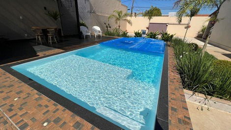 Hermosa casa espaciosa con piscina climatizada de temporada.