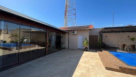 Hermosa casa espaciosa con piscina climatizada de temporada.