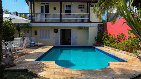 "Casa Aconchegante com Piscina e Comodidades, Pertinho da Praia"