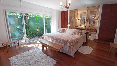 House with sea view from the pool, inside the Baleiao condominium