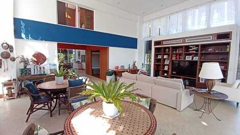 House with sea view from the pool, inside the Baleiao condominium