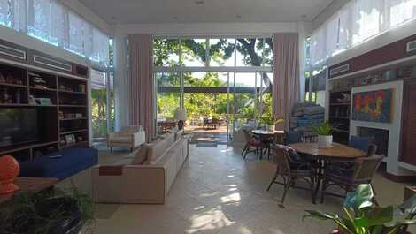 Casa con vista al mar desde la piscina, dentro del condominio Baleiao