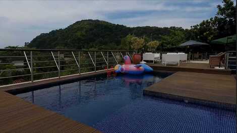 House with sea view from the pool, inside the Baleiao condominium