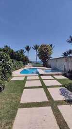 House in a condominium facing the sea in Camburizinho