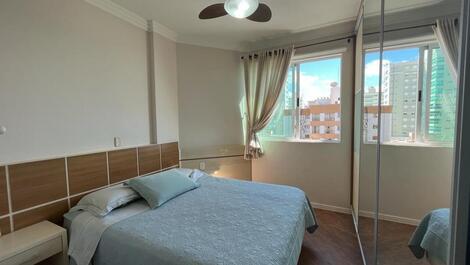 Apartamento 3 suítes frente mar na Meia Praia