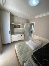 Apartamento quadra mar 3 dormitórios na Meia Praia