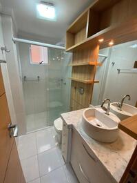 Apartamento quadra mar 3 dormitórios na Meia Praia