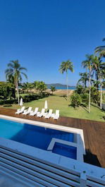 House facing the sea in condominium