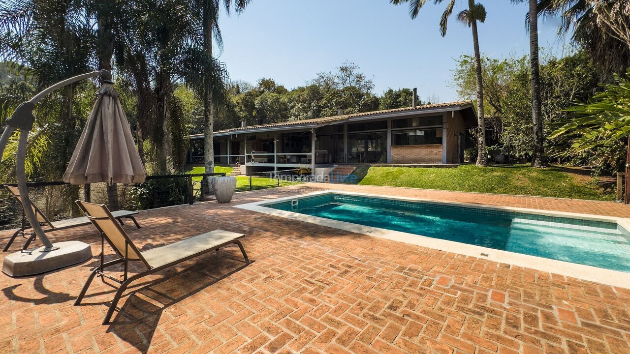 Casa para aluguel de temporada em Jandira (Chácaras do Peroba)