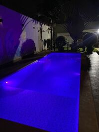 Casa mobiliada com piscina para locação por temporada em uberlândia