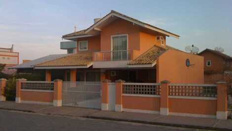 House with 4 bedrooms in Bombinhas, 100m from Mariscal beach