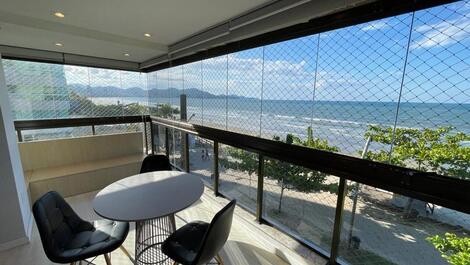 3 bedroom seafront apartment in Meia Praia