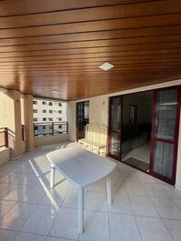 Apartment near the shopping mall with 3 bedrooms in Meia Praia