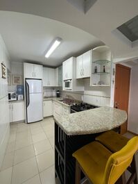 Apartamento frente mar 3 dormitórios na Meia Praia