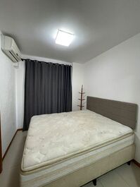 Apartamento frente mar 3 dormitórios na Meia Praia