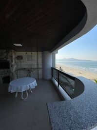 Apartamento frente mar 3 dormitórios na Meia Praia