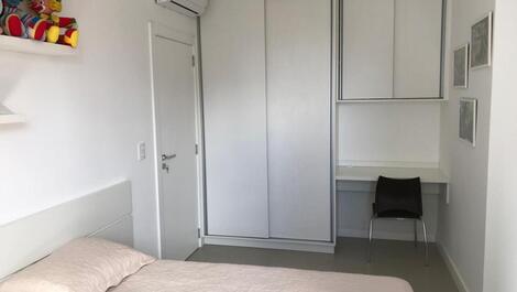 Apartamento alto padrão 3 suítes na Meia Praia