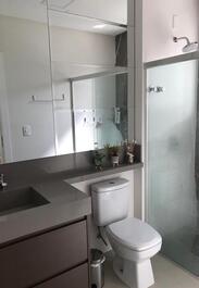 Apartamento de alto estándar con 3 suites en Meia Praia