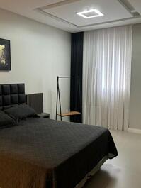 Apartamento alto padrão 3 suítes na Meia Praia