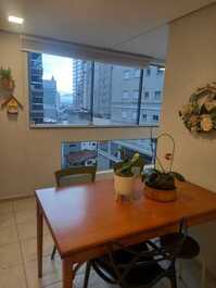 Apartamento bem localizado 2 dormitórios na Meia Praia