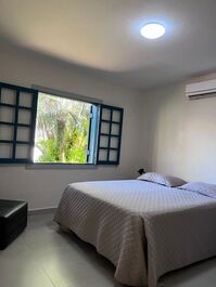 4 suites, swimming pool and barbecue, very close to the beach. Baleia/SP.