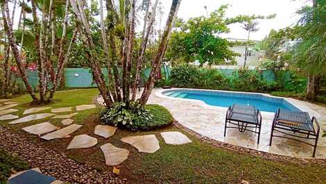 4 suites, swimming pool and barbecue, very close to the beach. Baleia/SP.