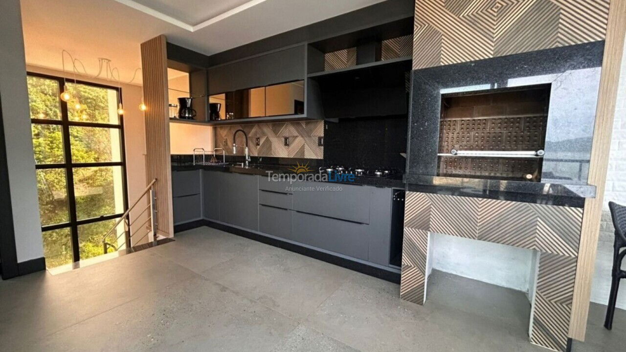 Casa para aluguel de temporada em Bombinhas (Praia de Zimbros)