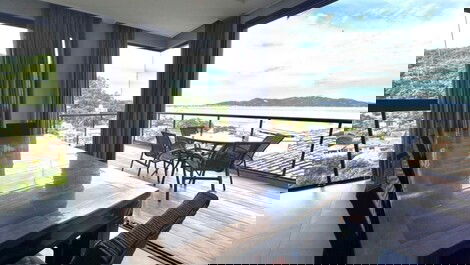 Linda casa com 3 dormitórios à 150m da praia de Zimbros com vista...