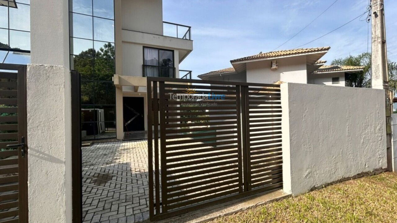 Casa para aluguel de temporada em Bombinhas (Praia de Zimbros)