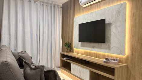 Sala com sofá cama queen, smart tv  e ar condicionado quente e frio novos.