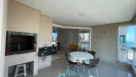 3-suite apartment on the beachfront in Meia Praia SC