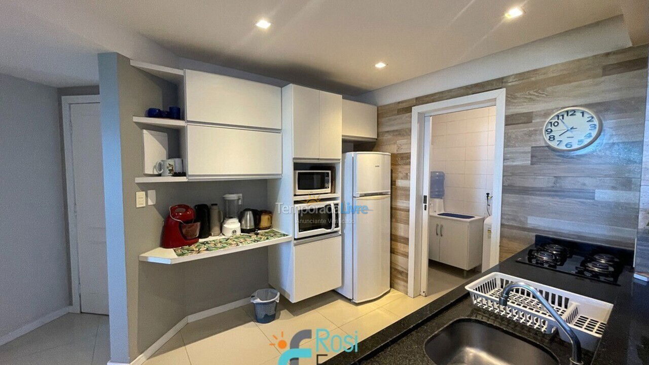 Apartamento para aluguel de temporada em Itapema (Meia Praia Frente Mar)