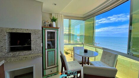 3-suite apartment facing the sea in Meia Praia SC