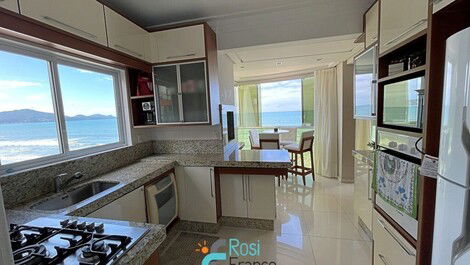 Apartamento 3 suítes frente mar Meia Praia SC