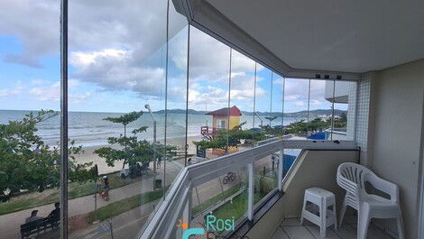 Apartamento 3 dormitórios frente mar Meia Praia SC