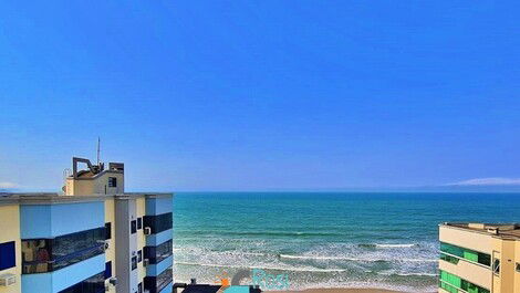 4-suite apartment on the beachfront in Meia Praia SC